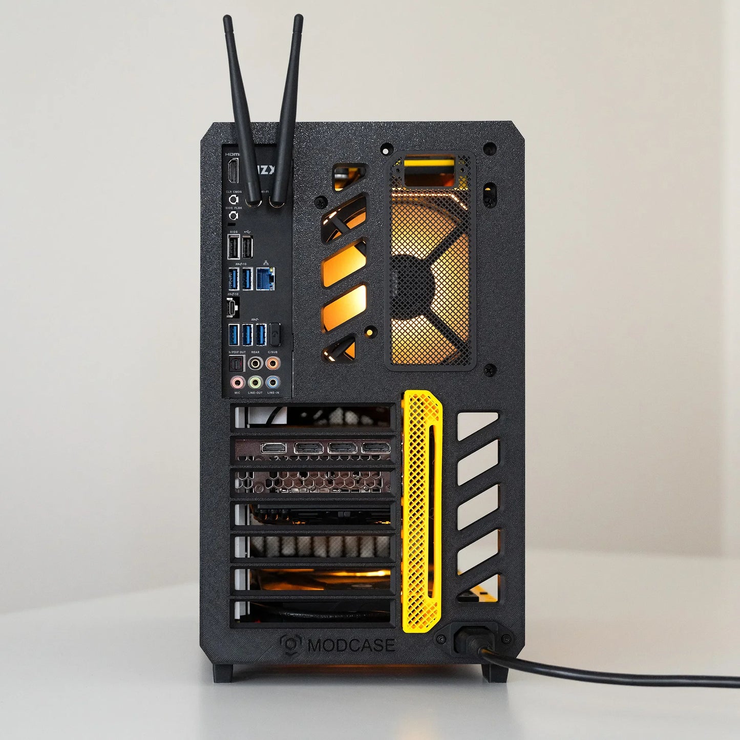 Case PC ModCase nero con dettagli gialli, porte USB e antenne Wi-Fi, ideale per gaming e stampa 3D