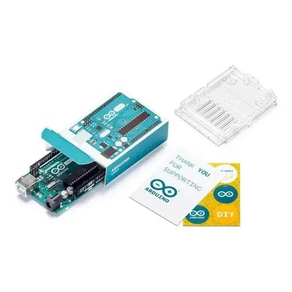 Scheda Arduino Uno Rev3 con chip ATmega328 in scatola, cover trasparente e adesivi inclusi.