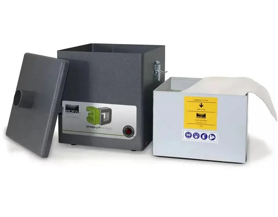 Kit estrattore fumi BOFA per stampanti 3D, con filtri e contenitore aperto su sfondo bianco