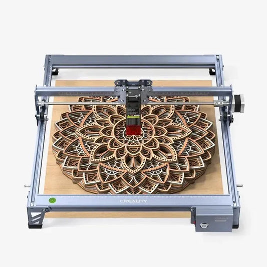 Stampante 3D Creality con mandala in legno stampato, ideale per progetti creativi e dettagliati.