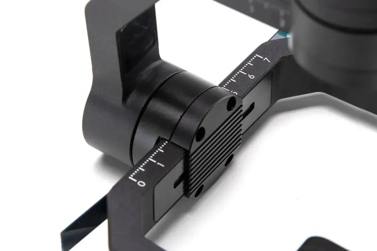 Dettaglio staffa in metallo con scala di misurazione per drone professionale DJI.