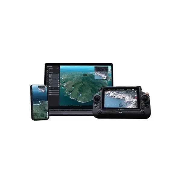 Schermo laptop, smartphone e radiocomando con mappa DJI FlightHub 2 per gestione droni