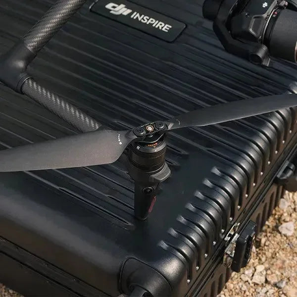 Elica pieghevole per drone DJI Inspire 3 su valigia rigida nera, dettaglio montaggio rapido.