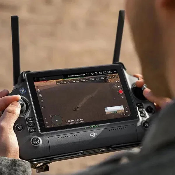 Radiocomando DJI RC Plus per drone, schermo touch con live streaming a colori all'aperto