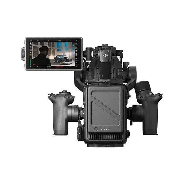 Camera DJI Ronin 4D 8K con doppia impugnatura e monitor, ideale per riprese video professionali