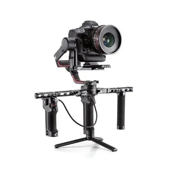 Impugnatura tethered per controllo gimbal DJI Ronin con fotocamera, su supporto tripod.