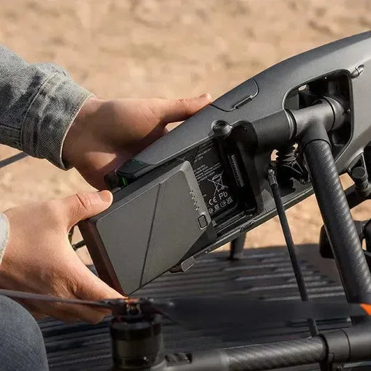 Installazione batteria intelligente DJI TB51 in drone professionale all'aperto