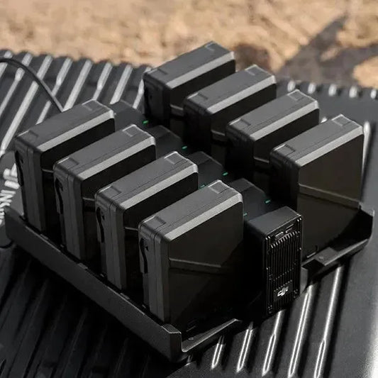 Hub di ricarica intelligente per batterie DJI TB51 con otto batterie allineate, accessorio per droni professionali.