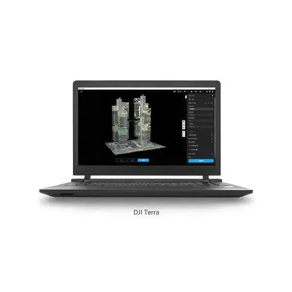 Laptop con software DJI Terra aperto, visualizzazione modello 3D di edifici, droni, progettazione