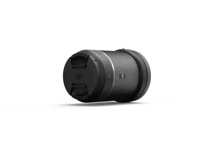 Obiettivo DJI Zenmuse X7 DL 35mm f2.8 per drone, visto di lato su sfondo bianco.