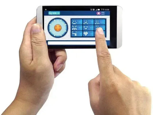 Mano che utilizza smartphone con app di controllo robotica interattiva, comandi visibili sullo schermo