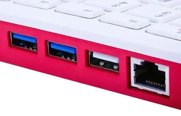 Porte USB e porta Ethernet su Raspberry Pi 400 con tastiera integrata, dettaglio laterale.
