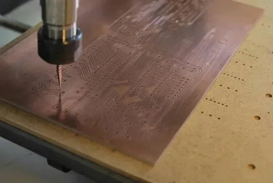 Fresatura CNC su circuito stampato in rame, lavorazione elettronica di precisione