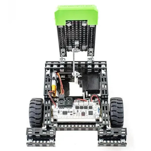 Robot da battaglia su ruote, struttura modulare nera e verde, componenti elettronici visibili.