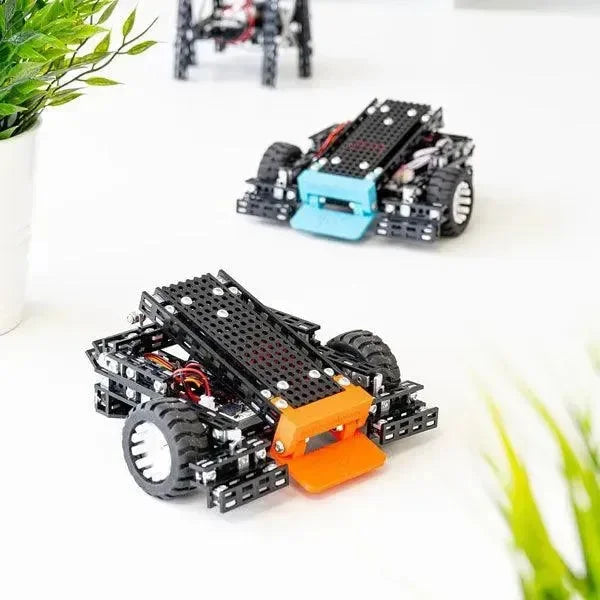 Robot da battaglia telecomandato via app, assemblato con ruote e componenti 3D su tavolo bianco
