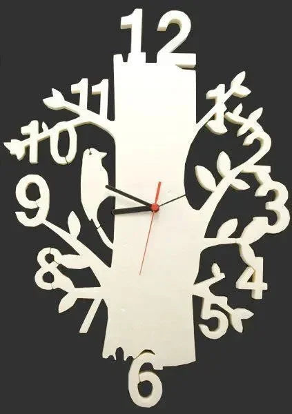 Orologio da parete in polistirolo tagliato a forma di albero con numeri e uccellino, ideale per decorazione casa.