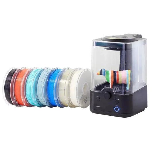 Filamenti colorati per stampante 3D e lucidatrice con modello stampato multicolore.