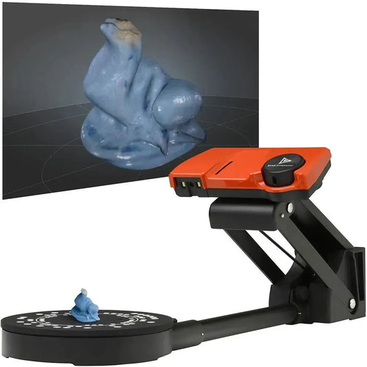 Scanner 3D Sol PRO con piattaforma rotante mentre digitalizza un oggetto blu, ideale per stampa 3D