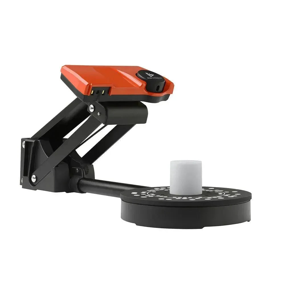 Scanner 3D desktop con piattaforma rotante e sensore arancione per modellazione 3D