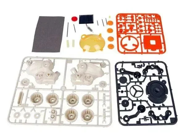 Kit di montaggio rover solare con componenti in plastica, ingranaggi e pannello solare.