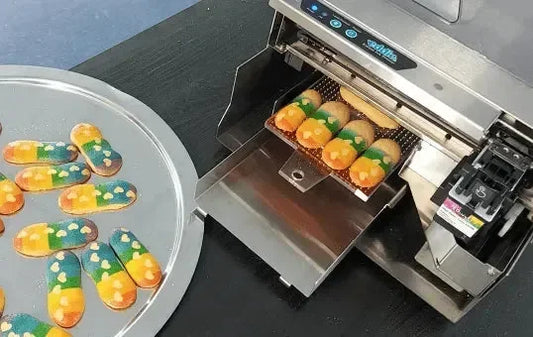 Stampante alimentare stampa biscotti colorati su vassoio, tecnologia 3D per decorazione dolci