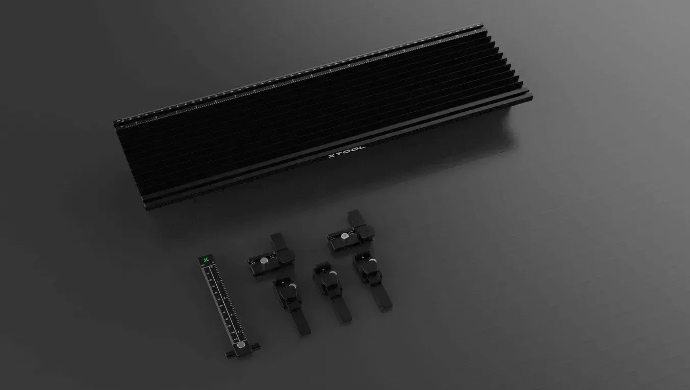 Kit estensione slide xTool F1 per incisore laser, con binario di scorrimento e accessori, su sfondo nero.